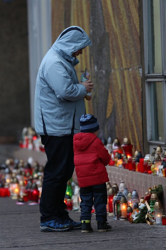 Lidé zapalovali svíky u areálu Dolu SM Sever ve Stonav na Karvinsku na...