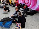 Cestující při čekání na letišti v Gatwicku