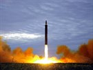 Severerokorejská balistická raketa středního doletu Hwasong 12, která je...