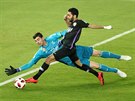 Mohammed Fayez z Al Ainu se snaí pekonat brankáe Realu Madrid Thibauta...