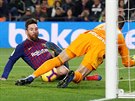 Útoník Barcelony Lionel Messi se snaí pekonat brankáe Celty Vigo Rubena...