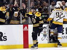 Patrice Bergeron z Bostonu se raduje se svými spoluhrái ze vsteleného gólu v...