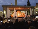 Žďárský sochař Radovan Živný vymodeloval na Svatopetrském náměstí ve Vatikánu...