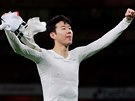 Jihokorejský fotbalista Tottenhamu Heung-Min Son slaví pohárové vítzství v...