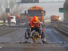 Na ostravské ásti dálnice D1 zaaly provizorní opravy zvlnné vozovky. (12....
