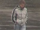 Policist� p�traj� po toto�nosti mu�e, kter� se objevil na poh�bu Soni Illeov�.