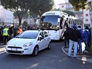 Autobus s fotbalisty Juventusu Turín pijídí ke Stadio Atleti Azzurri v...
