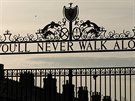 Pohled na bránu Shankly ped stadionem Anfiled v Liverpoolu.