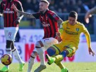 Paolo Ghiglione z Frosinone stílá pes Samuela Castilleja z AC Milán v utkání...