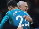 TRENÉR A HRÁ Claudio Ranieri, kou Fulhamu) se objímá se Sergio Rikem poté, co...
