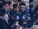 Cristiano Ronaldo (v horní ad vpravo) sleduje poínání spoluhrá z Juventusu...