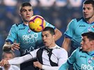 Cristiano Ronaldo z Juventusu Turín hlavikuje mezi obránci Atalanty Bergamo a...