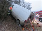 Snímek z nehody v obci Drahanovice na Olomoucku, pi které z jedoucí dodávky...