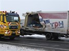 Nehoda tí nákladních aut u obce toky na silnici mezi Havlíkovým Brodem a...