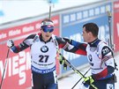 Ondej Moravec (vlevo) a Michal Krmá  v cíli závodu s hromadným startem v...