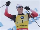 Johannes Thingnes Bö slaví v cíli závodu s hromadným startem v Novém Mst na...