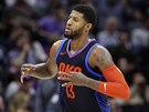 Paul George z Oklahoma City slaví trojku proti Sacramentu.