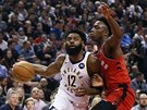 Tyreke Evans (vlevo) z Indiany útoí kolem O. G. Anunobyho z Toronta.