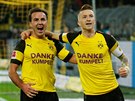 Marco Reus (vpravo) a Mario Götze oslavují gól Dortmundu.