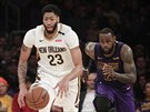 Anthony Davis (vlevo) z New Orleans utíká LeBronu Jamesovi z LA Lakers.