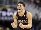 Devin Booker z Phoenixu se raduje z trefy proti Washingtonu.