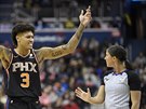 Kelly Oubre Jr. z Phoenixu se pe s rozhodí Natalií Sagovou.