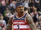 Bradley Beal z Washingtonu ukazuje svaly proti Phoenixu.