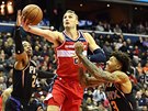 Sam Dekker z Washingtonu zakonuje mezi Richaunem Holmesem (vlevo) a Kellym...