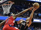 Bradley Beal (vlevo) z Washingtonu se snaí zablokovat pokus Devina Bookera z...