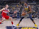 Myles Turner (vpravo) z Indiany si chystá stelu pes  Sama Dekkera z...