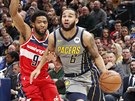 Cory Joseph (vpravo) z Indiany se tlaí pes Chassona Randla z Washingtonu.