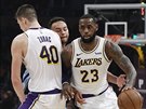 LeBron James (23) z LA Lakers uniká Kylu Andersonovi z Memphisu, clonu mu staví...