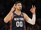 Enes Kanter z New Yorku oslavuje trojku proti Milwaukee.