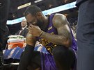 LeBron James z LA Lakers vstebává zranní tísla v arén Golden State.