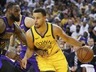 Stephen Curry (vpravo)´z Golden State najídí kolem LeBrona Jamese z LA Lakers.