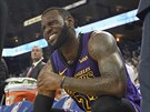 LeBron James z LA Lakers se snaí pekonat bolest bhem zápasu s Golden State.