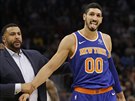 Enes Kanter (00) z New Yorku si uívá nepíze divák z Milwaukee, po stetu s...