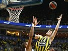 Jan Veselý (24) z Fenerbahce Istanbul zakonuje pes Edyho Tavarese z Realu...