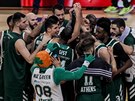 Basketbalisté Panathinaikosu slaví výhru nad CSKA Moskva.