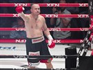 VÍTZNÝ COMEBACK. eský boxer Luká Konený slaví výhru nad Slovákem Matúem...