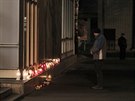 Lidé nosí svíky ke vchodu dolu Stonava sever na Karvinsku, kde dolo k...