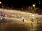 Proti demonstrantm ve Francii policie pouila i vodní dla. (22. prosince 2018)