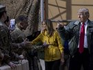 Donald Trump se spolu s první dámou Melanií Trump zdraví s vojáky na základn...
