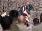 Donald Trump se zdraví s vojáky na základn Al Asad v Iráku pi jeho...