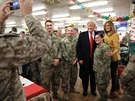 Donald Trump se spolu s první dámou Melanií Trump zdraví s vojáky na základn...
