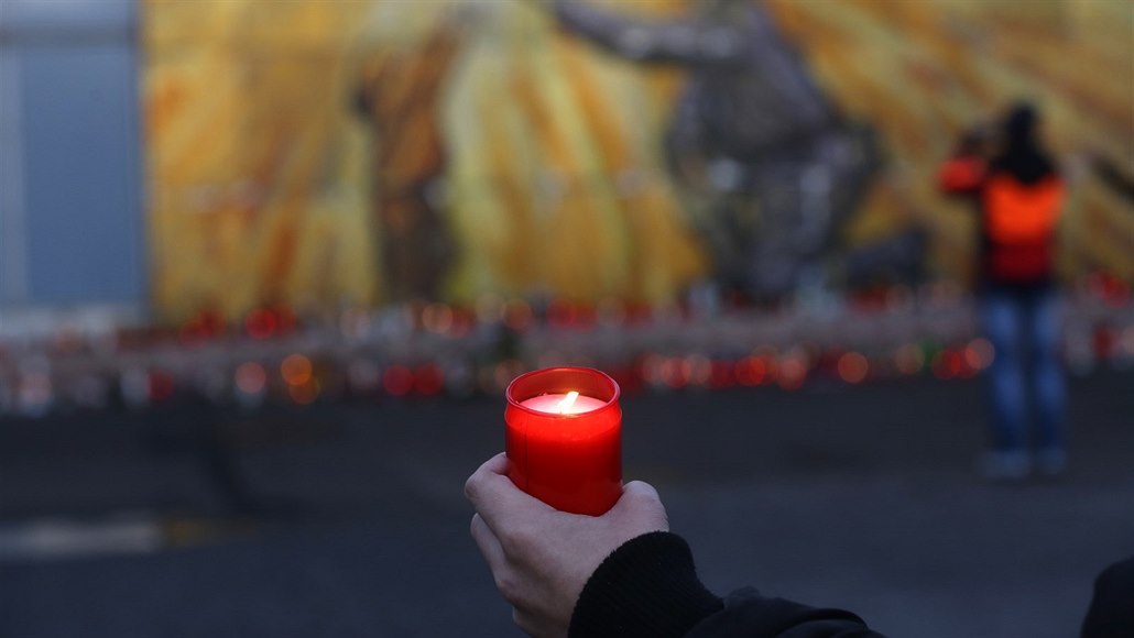 Lidé nosí sví�ky ke vchodu dolu Stonava sever na Karvinsku, kde do�lo k...