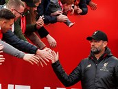 Liverpoolský trenér Jürgen Klopp se zdraví s fanoušky před utkáním s Newcastlem.