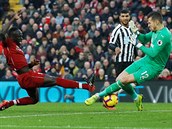 Slovensk brank Martin Dbravka z Newcastlu zasahuje proti liverpoolskmu...