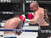 Boxer Luk Konen v duelu s Matem Babiakem v prask O2 aren.