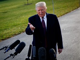 Donald Trump odpovídá reportérm na otázky nedaleko Bílého domu. (listopad 2018)